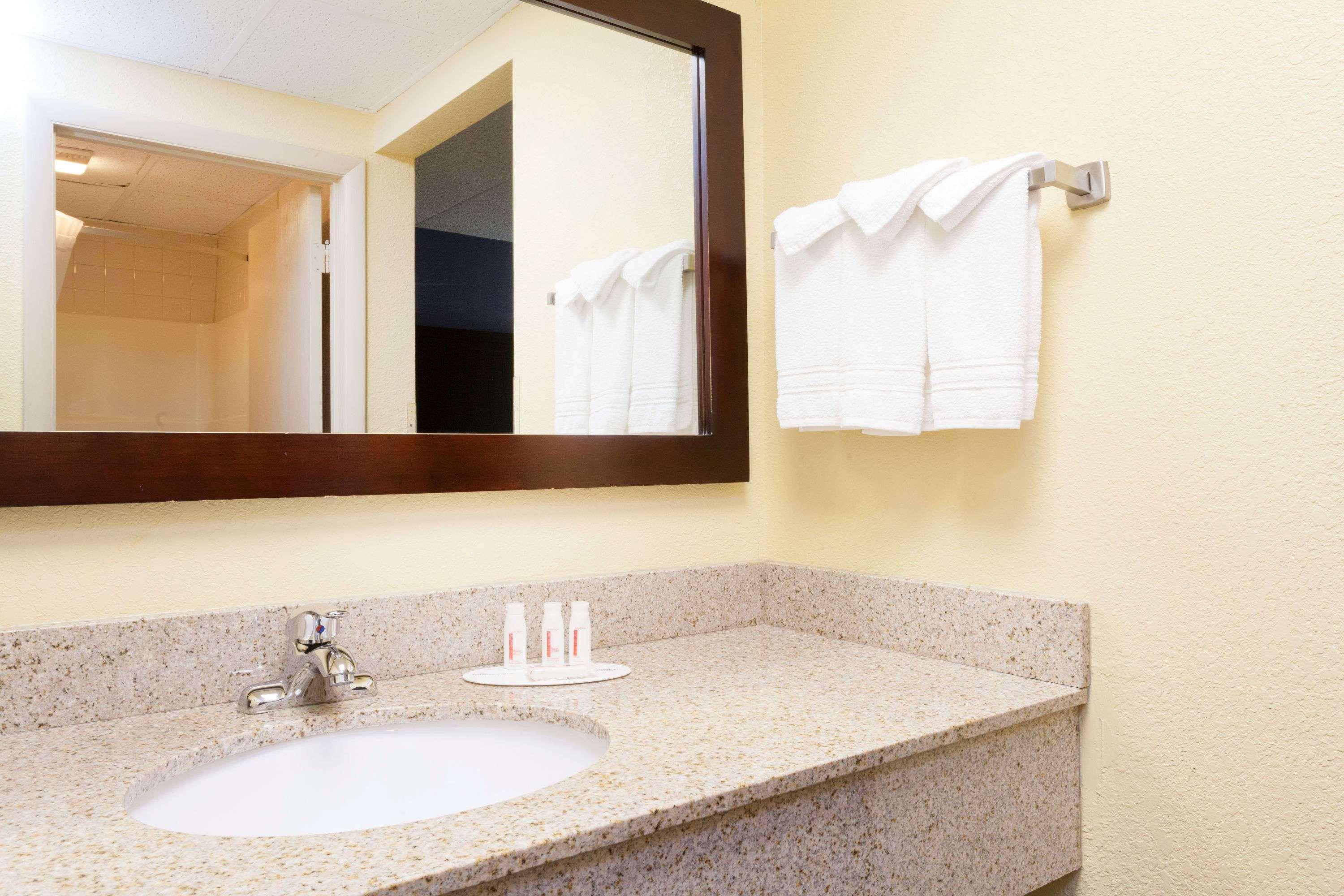 Days Inn By Wyndham Wilkes Barre Экстерьер фото